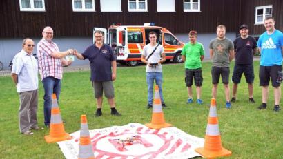 Bild: bkr
Einen Zuschuss von 100 Euro vom Sängerbund erhielt die Feuerwehr Immenreuth für die Anschaffung einer Einsatzdrohne. Im Bild (von links) Ernst Lautner, Markus Schraml, Uwe Engelbrecht, Daniel Müller, Alexander Danzer, Sebastian Pocker, Patrick Kraus und Michael Schraml.