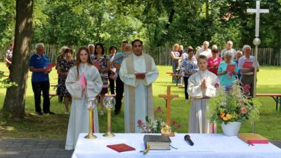 Bild: jud
Der Patroziniumsgottesdienst in Großschönbrunn, zelebriert von Pfarrer Benny Joseph, findet im Freien statt.
