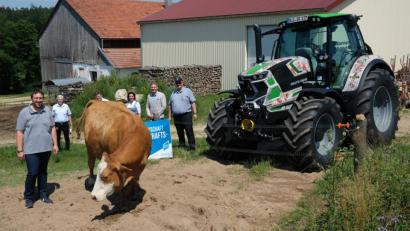 Bild: Hirsch
Landwirt Markus Gregori (links) betreibt in Goppeltshof einen Betrieb mit 13 Mutterkühen. Am Montag bekam er Besuch von Vertretern des Bauernverbandes, der Stadt und des Landwirtschaftsamtes. Auch der "Essen-aus-Bayern-Traktor" machte auf seinem Hof Station.