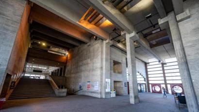Symbolbild: Armin Weigel
Das Gelände der Universität Regensburg ist menschenleer. Um wieder mehr Präsenzveranstaltungen an den Unis in Bayern im Wintersemester zu ermöglichen, soll es eine Impfaktion für Studenten geben.