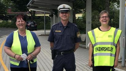 Bild: kei
Marina Brunner (rechts) steht nun Brigitte Reinicke als Schulweghelferin zur Seite. Oberkommissar Markus Schlegel bedankte sich für ihren Einsatz.