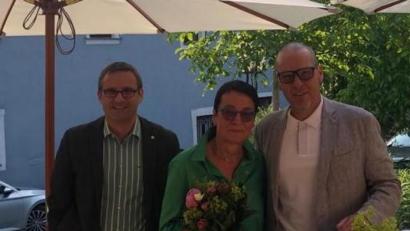 Bild:  Andrea Schubert/exb
Past-Präsident Christian Schramek übergibt an seine Nachfolger Udo Zrenner (rechts) und Petra Helgert.