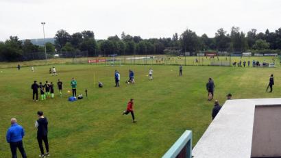 Bild: Gabi Schönberger
Die einen trainieren, die anderen bestreiten Spiele: Täglich ab 16 Uhr kicken beim FC Weiden-Ost jede Menge Mannschaften gleichzeitig.