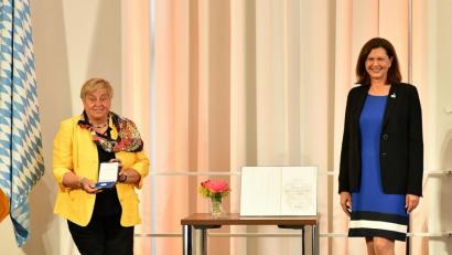 Bild: Rolf Poss/exb
Landtagspräsidentin Ilse Aigner (rechts) überreichte Ingrid Leser die Bayerische Verfassungsmedaille in Silber.