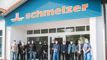 Bild: Paul Weiß/exb
Azubis der Firmen Schmelzer und Scherdel lernen in den nächsten Wochen Theorie und Praxis rund um Bienen und das Imkern kennen.