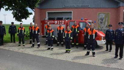 Bild: jr
Die erfolgreichen Großensterzer Brandschützer mit (von links) Kreisbrandinspektor Stefan Gleißner, Kreisbrandmeister Florian Trißl und Kommandant Andreas Meierhöfer sowie (von rechts) Kreisbrandmeister Wolfgang Wedlich und dem früheren Kreisbrandmeister Albert Fröhlich.