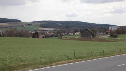 Bild: Mardanow
Der Solarpark "Oberviechtach 2" soll links der Kreisstraße von Oberviechtach (im Hintergrund) nach Wildeppenried entstehen.