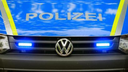 Symbolbild: Jens Wolf/dpa
Ein Auto schrammte an einer Leitplanke entlang, der Fahrer flüchtete. Polizisten stoppten den Unfallflüchtigen.