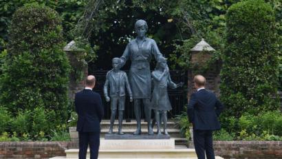 Bild: Dominic Lipinski/dpa
Der britische Prinz William (links) und Prinz Harry vor dem Denkmal ihrer Mutter.