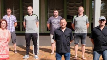 Bild: le
Sie tragen für die nächsten zwei Jahre Verantwortung im 1. SKC. Von links: Max Hacker, Sandra Meier, Christian Meindl, Sebastian Freier, Florian Girke, Andreas Stahl, Fabian Volkmer, Bernd Volkmer, Stefan Hacker, Michael Raab und Robert Rosenkranz.