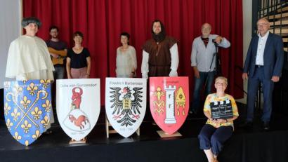 Bild: do
"Klappe auf" heißt es derzeit für das Team des Kopfnuss-Theaters. Unter dem Titel "Inmitten Dazwischen" bereiten sich die Akteure im Gemeindezentrum Speinshart auf das Mysterienspiel aus Anlass des 875-jährigen Jubiläums Kloster und Klosterdorf Speinshart vor. Unser Bild zeigt einen Teil der Gruppe mit Autorin Carmen Traßl (sitzend mit Filmklappe) und Bürgermeister Albert Nickl (re)