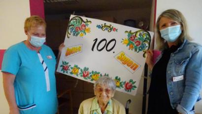 Bild: Hermann Sebald/exb
Barbara Utz an ihrem 100. Geburtstag mit (stehend, von links) Pflegedienstleiterin Gabriele Eckl und Heimleiterin Marina Fink.