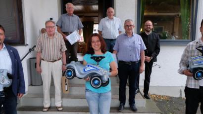 Bild: le
Langjährige Treue zur Verkehrswacht und Losgewinner erfuhren Lob, Dank und Anerkennung (von links): Markus Ludwig, Franz Schmola, Karl Meiler, Nicole Wettinger, Tobias Wirth, Karl Lukas, Landrat Andreas Meier und Maximilian Kallmeier.