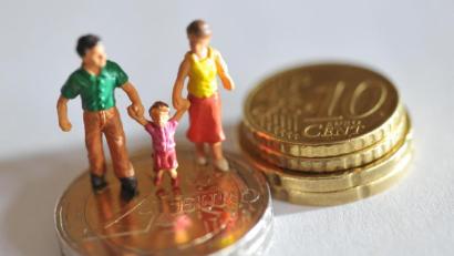 Symbolbild: Andreas Gebert/dpa
Wer eine Familie gründet, sollte sich schon vor der Geburt des Kindes mit den Finanzen auseinandersetzen.