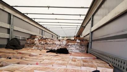 Bild: Bundespolizei
Auf dieser Ladefläche eines Sattelaufliegers fuhren sechs Migranten unerkannt von Rumänien aus mit. In Waidhaus wurden sie entdeckt.