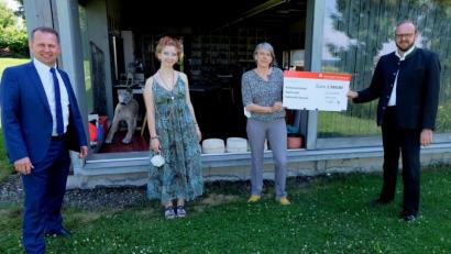 Bild: le
Die Kulturwerkstatt Kalmreuth erhält eine Spende von 1500 Euro durch die Vereinigte Sparkassent. Von links: Bankdirektor Gerhard Hösl, Praktikantin Jelina Dirscherl, Leiterin Irene Fritz und Landrat Andreas Meier.