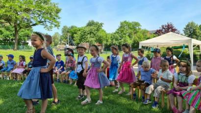 Bild: ads
Wie die großen Kirwaleit marschierten die Mädchen und Buben von St. Vitus zum Baumaustanzen bei ihrer eigenen Kirwa ein.