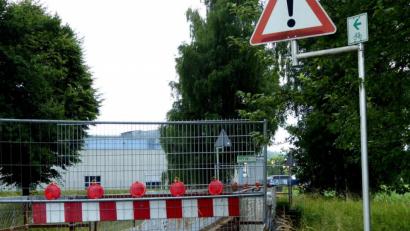 Bild: fsb
Die Brücke über die Waldnaab bei Pirkmühle ist gesperrt. Hier führt eigentlich der Naabtal-Radweg weiter. Doch dahinter liegt das Firmengelände von Constantia Hueck Folien.