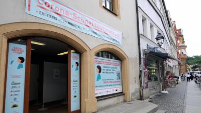 Bild: Stephan Huber
Das Testzentrum der Amberger Apotheken in der Bahnhofstraße ist geschlossen. Der Hauseigentümer, die städtische Gewerbebau, braucht die Räume.