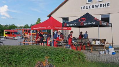 Bild: twi
Die vorbereiteten "Wern-Burger" und Bratwurstsemmeln der Feuerwehr Wernberg fanden reißenden Absatz