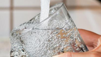 Symbolbild: Patrick Pleul
Die Neusorger müssen ihr Leitungswasser weiterhin abkochen.