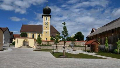 Bild: gf
Gut 300 000 Euro an Restkosten sind im laufenden Haushalt der Gemeinde Poppenricht für den neuen Dorfplatz eingestellt. Fehlen nur noch die Ruhebänke, dann sind sämtliche Arbeiten abgeschlossen.