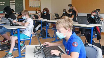 Bild: Gabi Schönberger
Die Achtklässler der St.-Felix-Schule in Neustadt/WN arbeiten im Unterricht mit Laptops. Das Sonderpädagogische Förderzentrum hat aktuell insgesamt 45 Tablets und 33 Laptops für die Buben und Mädchen.