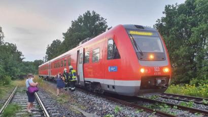 Bild: Kreisbrandinspektion Amberg-Sulzbach/exb
Zwei Stunden saßen sie am Dienstagabend im havarierten Regionalzug bei Traßlberg fest - dann durften die Passagiere mit Hilfe der Feuerwehr aussteigen und wurden zum Bahnhof nach Amberg gebracht.