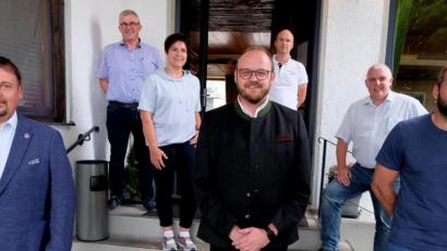 Bild: le
Weiter in den freiwilligen Dienst der Verkehrswacht stellen sich (von links) zweiter Vorsitzender Markus Ludwig, Beisitzer Karl Lukas, Beisitzerin Karin Lachnit, Vorsitzender Landrat Andreas Meier, Beisitzer Armin Wildenauer, Beisitzer Tobias Wirth und Schriftführer Jürgen Biller.