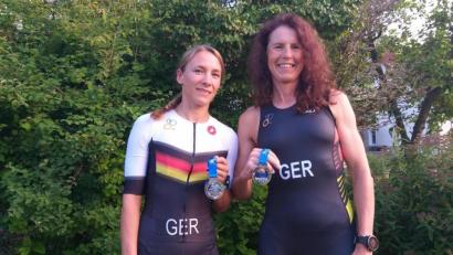 Bild: Samuel Keck/exb
Triathletin Heike Uhl (links) und „Aquabikerin“ Gabi Keck halten ihre Silbermedaillen in der Hand. Die beiden für CIS Amberg startenden Sulzbach-Rosenbergerinnen wurden bei der Challenge Walchsee jeweils Zweite.