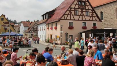 Archivbild: wro
Auf solche Bürgerfest-Szenen wird man heuer in Falkenberg verzichten müssen. Die beliebte Veranstaltung findet – wenn auch in anderer Form – trotzdem statt, versicherte Bürgermeister Matthias Grundler in der Sitzung des Gemeinderats am Dienstagabend.
