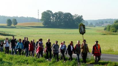 Bild: Andreas Ringelstetter/exb
Etwa 100 Gläubige machten sich auf den Weg zum Maria-Hilf-Berg.