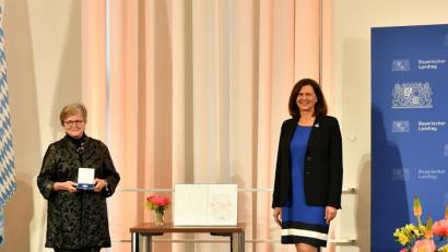 Bild: Bayerischer Landtag, Rolf Poss/exb
Dr. Annemarie Schraml mit Landtagspräsidentin Ilse Aigner (von links) bei der Ordensverleihung.