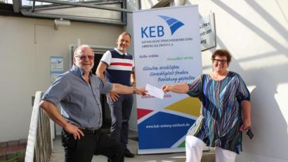 Bild: KEB Amberg-Sulzbach/exb
Bei der Spendenübergabe (von links): Sebastian Sonntag, Christian Irlbacher und Karin Borchers.