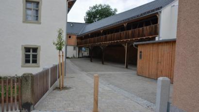 Bild: jr
Ohne Folgen blieb der Starkregen vom Dienstagabend für den Schafferhof, wo am Sonntag die weltliche Feier zur Primiz von Bastian Neumann stattfinden soll. In der Vergangenheit war das Areal wiederholt überflutet worden.