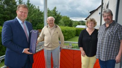 Bild: jr
Seinen 90. Geburtstag feierte am Mittwoch Andreas Hecht (Zweiter von links). Es gratulierten unter anderem Tochter Erika und Schwiegersohn Günther (rechts) sowie Bürgermeister Stefan Grillmeier.