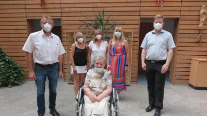 Bild: jzk
Nicht nur ihre Töchter Ingrid und Simone und ihre Enkeltochter Katharina (hinten von links), sondern auch Stadtpfarrer Thomas Kraus (rechts) und zweiter Bürgermeister Hermann Schraml (links) gratulierten Margaretha Petter zu ihrem 85. Geburtstag.
