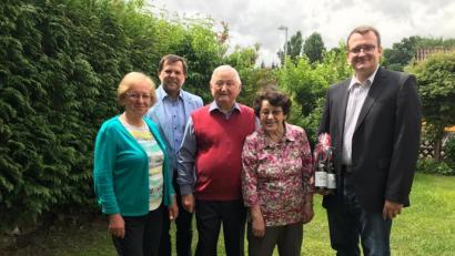 Bild: ige
Gratulationscour mit (von links) Marga Klameth, Zweitem Bürgermeister Günter Koller, Jubilar Willi Morgenschweis mit Ehefrau Rita sowie CSU-Ortsvorsitzendem Patrick Fröhlich.