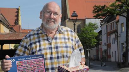 Bild: Wolfgang Steinbacher
Erhardt Cramer mit seinen beiden Produkten, die es so nicht zu kaufen gibt. Es handelt sich jeweils um Unikate.