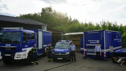 Bild: abi
Seit Kurzem stehen brandneue Einsatzgeräte auf dem Hof des THW-Ortsverbands Marktredwitz – sehr zur Freude aller Aktiven des Technischen Hilfswerks. Das Bild zeigt (von links) Kraftfahrer Marco Reimer (im Lkw), den neuen Zugführer Andre Murrmann, Schirrmeister Thomas Bock, Ortsbeauftragten Andreas Ernstberger und Logistikleiter Sebastian Prüm.