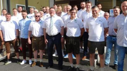 Bild: ct
Die Stadt Vilseck zeichnet die Meistermannschaft des 1. FC Schlicht aus (vorn, von links): Abteilungsleiter Thomas Specht, sportlicher Leiter Stephan Braun, Trainer Benjamin Scheidler, Zweiter Vorsitzender Ewald Vater, Bürgermeister Hans-Martin Schertl, Vorsitzender Stefan Weiß, Co-Trainer Edmund Liebenow und JFG-Vorsitzender Peter Lehner.