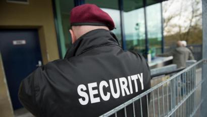Symbolbild: Marijan Murat/dpa
In eine Asylunterkunft kam es zu Auseinandersetzungen zwischen einem Bewohner und dem Sicherheitsdienst. Ein 40-jähriger Bewohner steht nun wegen vorsätzlicher Körperverletzung, Bedrohung und Beleidigung vor dem Amtsgericht Tirschenreuth.