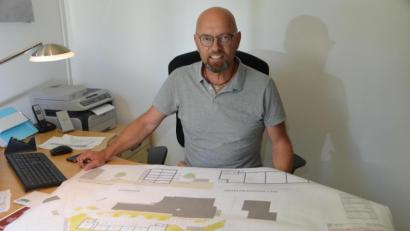 Bild: dob
Harald Kraus vor seinem nächsten großen Projekt: ein Mehrfamilienwohnhaus im Herzen der Stadt. Erdgeschoss plus vier Stockwerke sind in unmittelbarer Nähe zum ehemaligen Krankenhaus geplant.