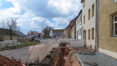 Bild: ow
Einen Baustopp wollte ein Anlieger wegen eines seiner Meinung nach nicht fachgerechten Ausführung eines Grabens in der Nähe seines nicht unterkellerten Hauses vor Gericht erzwingen. Das Gericht gab ihm Recht, allerdings durfte die Stadt die geplanten Leitungen verlegen und den Graben wieder fachgerecht verschließen.