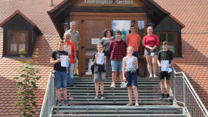 Bild: Jürgen Müller/exb
Nach der Prüfung im Vereinsheim der Knabenkapelle (von links): Leon Hetz (Trompete), Elmar Hamerla (Vorsitzender), Ludwig Riedhammer (Ausbilder), Maximilian Escher (Trompete), Catherine Winter (Ausbilderin), Sebastian Winter (Fachprüfer), Hannah Sporrer (Klarinette), Jürgen Müller (Juniorprüfer), Kira Lorenz (Fachprüferin) und Noah Bager (Tuba).