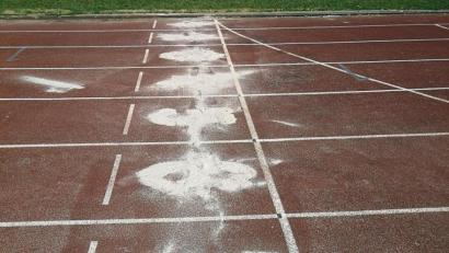 Bild: R. Kreuzer
Oft kämpfen die Leichtathletiksportler der DJK Weiden auf dem Realschulsportplatz mit Hindernissen in Form von Spaziergängern und Kinderwägen auf der Laufbahn, der Sand aus der Weitsprunggrube wird auf den Startplatz der Sprintbahnen verteilt und zugleich als Kinderspielplatz für Kleinkinder benutzt.