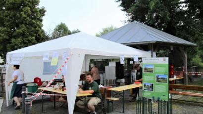 Bild: rgr
Beim Pavillon neben dem Stadtweiher verkaufte der Fischereiverein Grafenwöhr Forellen.