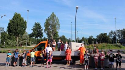 Bild: stg
Markante Hinweis-Schilder haben Kemnather Grundschüler gebastelt. Darüber freuten sich (von links) Bürgermeister Roman Schäffler, Eva Gibhardt von der Öko-Modellregion, Stadtgärtner Florian Frank sowie Schulleiterin Christine Wiesend.