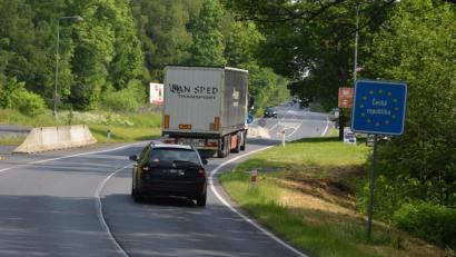 Bild: jr
Noch können Fahrzeuge den Grenzübergang Waldsassen-Eger nutzen. Ab 5. Juli ist er aber für vier Wochen gesperrt.