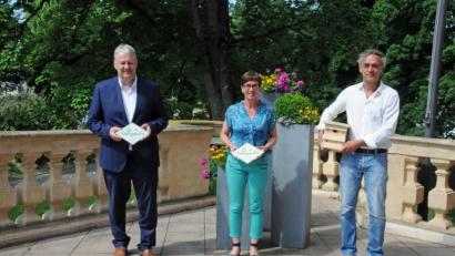 Bild: Christine Hollederer/exb
V.li.: Landrat Richard Reisinger, Kreisfachberaterin für Gartenkultur und Landespflege Michaela Basler und Klimaschutzkoordinator des Landkreises Amberg-Sulzbach Joachim Scheid freuen sich auf viele Bewerbungen für die Grüne Hausnummer und den Naturgarten.